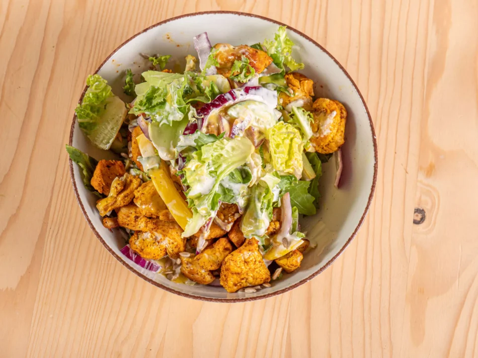 Sałatka z kurczakiem z ogniska​