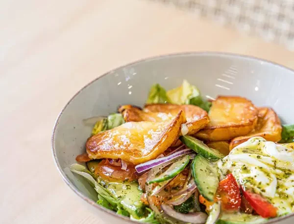 Sałatka z grillowanym oscypkiem​
