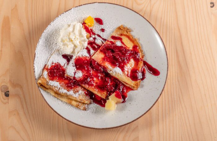 Naleśniki z twarogiem i musem z sezonowych owoców